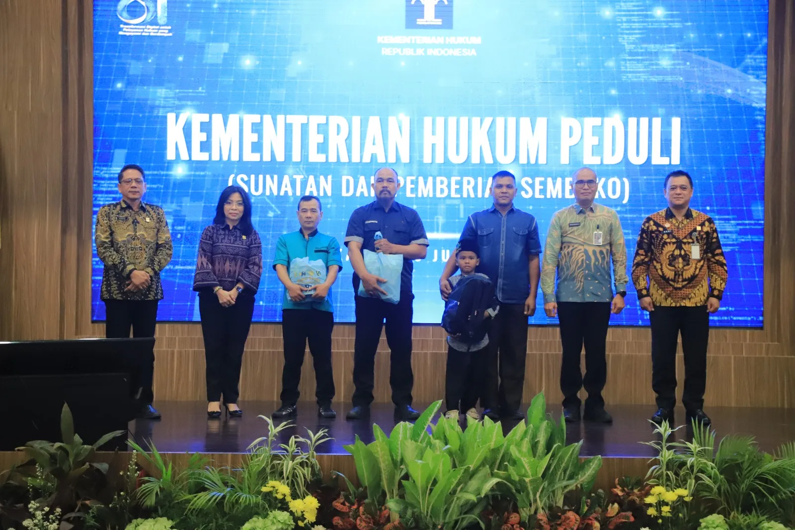 Bantuan Sosial dan Sunatan Gratis