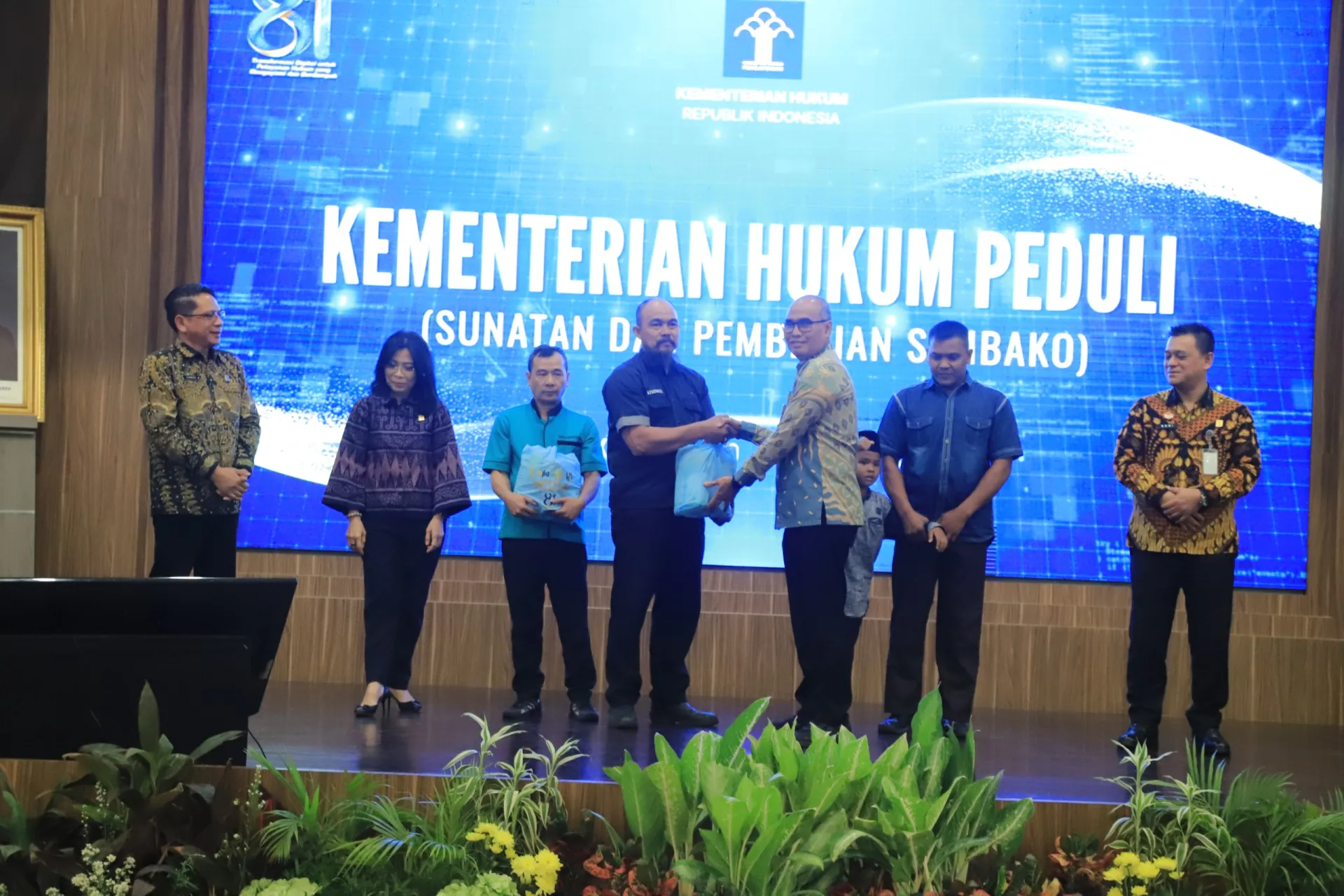 Hari Pengayoman ke-81, Kementerian Hukum Salurkan Bantuan Sosial dan Sunatan Gratis melalui Kemenkum Peduli