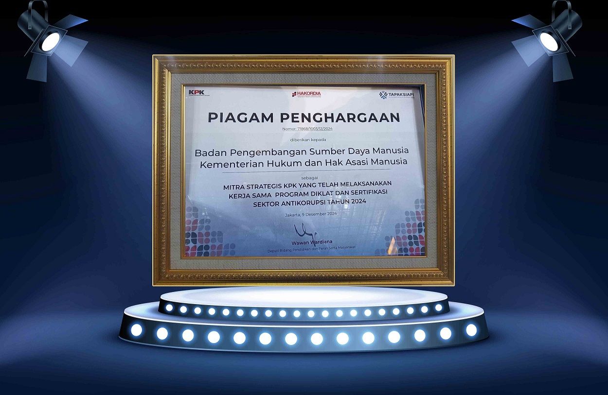 Dokumentasi Penghargaan Mitra Strategis KPK atas Pelaksanaan Kerja Sama Program Diklat dan Sertifikasi Sektor Antikorupsi